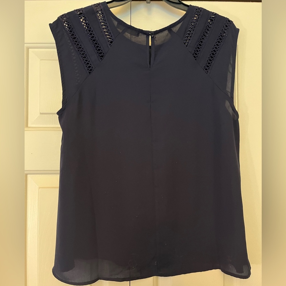 Women’s short sleeve blouse.